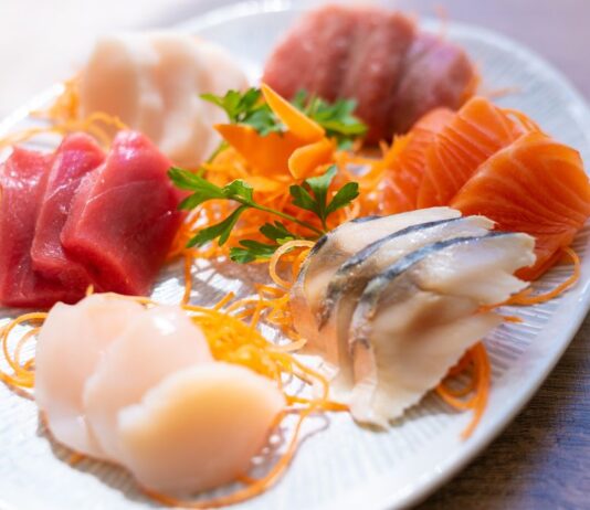SUMO Castellana y la sushimorfosis La sushimorfosis de SUMO Castellana De bufé económico a auténtica sorpresa gastronómica en pleno corazón de Madrid. Alta cocina, tecnología en mesa y la firma del chef Carlos Maldonado por 27 €. ¡Puro espectáculo!. Foto: agencia.