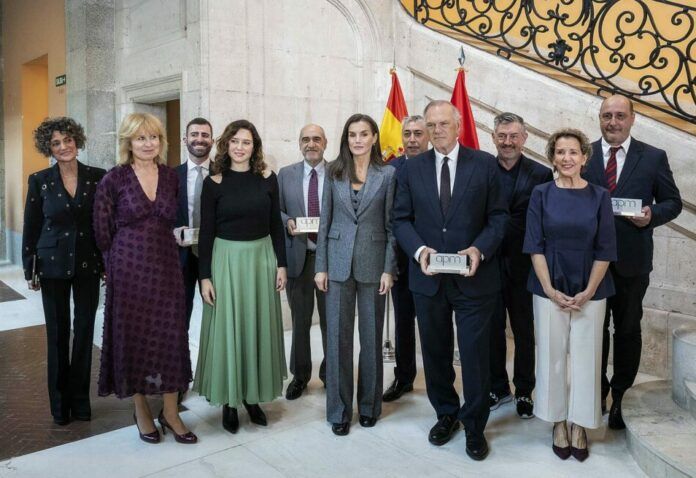 Autoridades, representantes de la APM y premiados. Foto: Miguel Berrocal / APM
