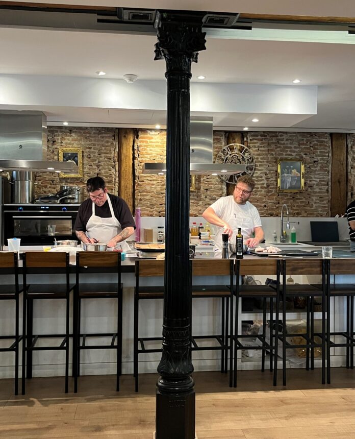 Los chefs norteamericanos Jason Ball y Gregory Smith durante su masterclass en Madrid. Foto: Javier Fernández.