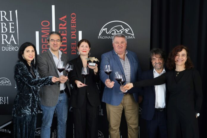 De izquierda a derecha: Paulina Flores, Juan Gabriel Vásquez, Sofía Balbuena, Enrique Pascual, Juan Casamayor y Nuria Barrios. Foto: agencia.