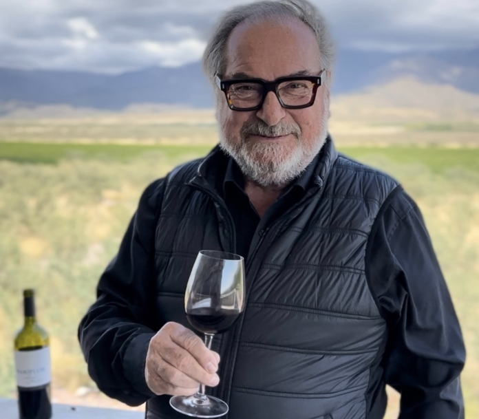 Michel Rolland emprende su último trasiego, dejando un legado de madurez, elegancia y taninos eternos en cada copa. Foto: Gastrosytyle.