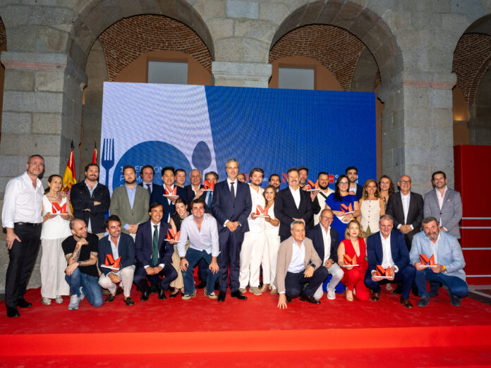 Los once galardonados de la X Edición de los Premios de Gastronomía de la Comunidad de Madrid posan junto a autoridades tras la ceremonia en la Real Casa de Correos. Foto: agencia.