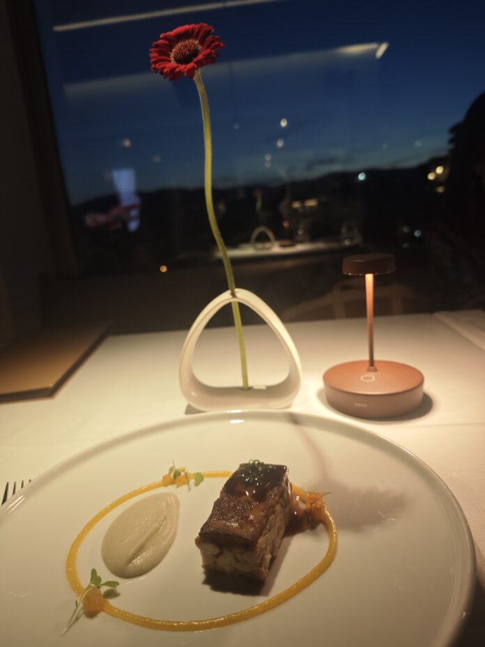 Alta cocina con alma mallorquina y mirada viajera. El chef Juan Pinel eleva el verano en L’Àtic con 'Evolución 2.0', un menú degustación que tiende un puente sensorial impecable entre la despensa local, Vietnam y Tailandia. Foto: Gastroystyle