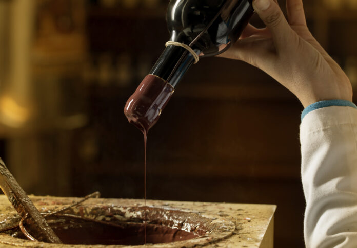 El nuevo rey del diseño gourmet. Oro negro embotellado: el majestuoso Vinagre Gran Reserva PX Añada 1998 de Toro Albalá conquista el Gran Oro en CINVE 2026, consolidándose como una joya líquida irrepetible para los paladares más sofisticados. Foto: agencia.
