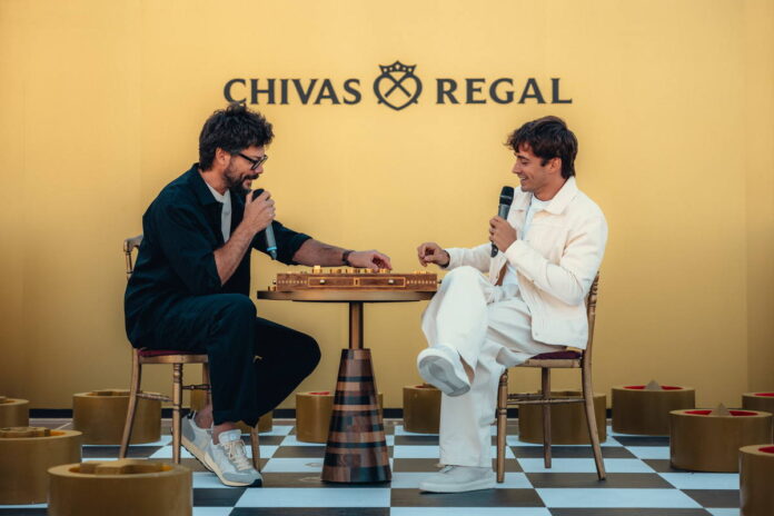 Charles Leclerc y el actor Álvaro Morte protagonizan un exclusivo cara a cara en la presentación de Chivas Regal 16, una velada donde la precisión, el diseño contemporáneo y la maestría escocesa fueron los grandes protagonistas. Foto: agencia.